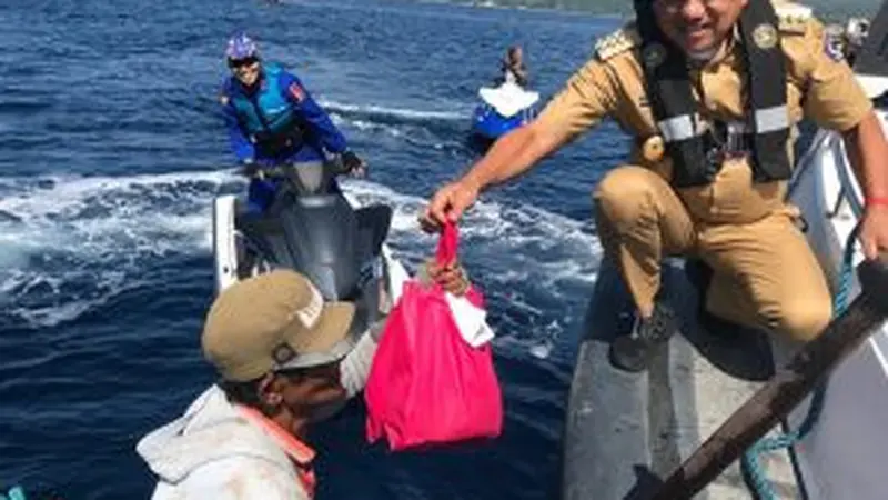 Saat berpapasan dengan nelayan di tengah laut, Olly dengan sigap langsung membagikan paket sembako.