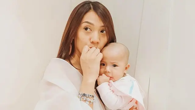 7 Gaya Anissa Aziza dan Buah Hati Pakai Baju Couple, Kompak Banget