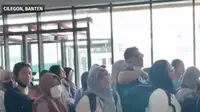 Kericuhan kecil sempat terjadi di Dermaga Eksekutif Pelabuhan Merak, Jumat siang (28/3/2025), lantaran ada aksi serobot barisan antrean dari pemudik sendiri. (Liputan6.com/ Dok Liputan6 SCTV)