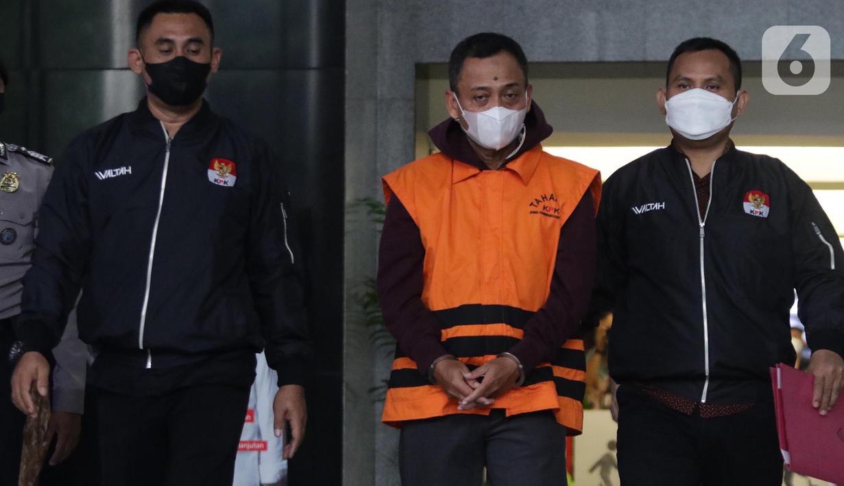 Tersangka kasus dugaan tindak pidana korupsi kerja sama pengolahan anoda logam pada tahun 2017, Dodi Martimbang (tengah) digiring menuju mobil tahanan di Gedung Merah Putih Komisi Pemberantasan Korupsi (KPK) Jakarta, Selasa (17/1/2023). Tersangka Dodi Martimbang ditahan KPK untuk 20 hari pertama, mulai tanggal 17 Januari 2023 s/d 5 Februari 2023 di Rutan Polres Metro Jakarta Timur. (Liputan6.com/Helmi Fithriansyah)