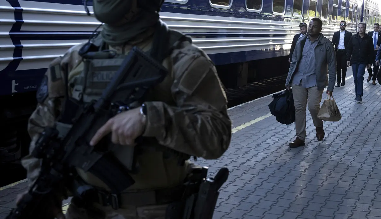 Antony Blinken tiba di Kyiv, menandai pertama kalinya seorang pejabat senior AS mengunjungi Ukraina sejak Kongres menyetujui paket bantuan militer senilai $61 miliar yang telah lama ditunggu-tunggu untuk negara tersebut bulan lalu. (Brendan Smialowski/Pool Photo via AP)