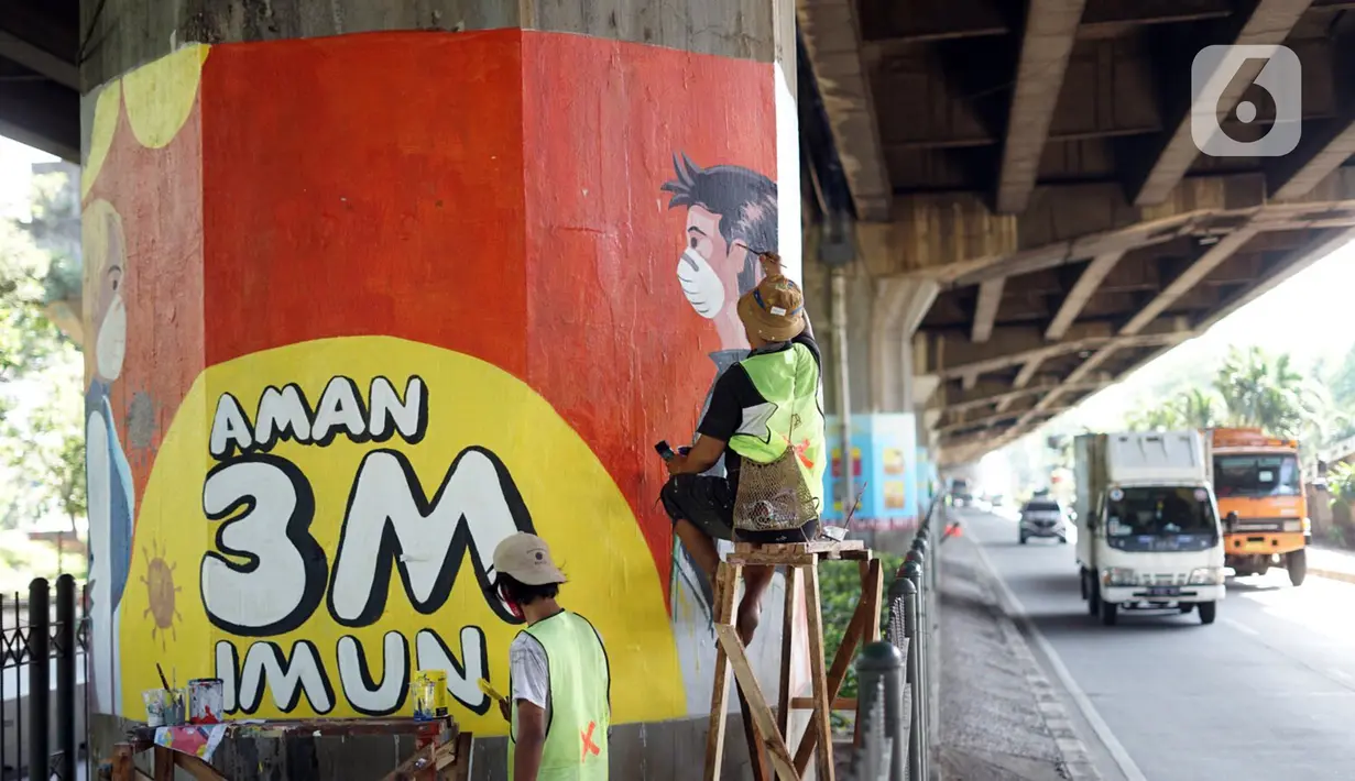 Pekerja seni membuat mural bertema Covid-19 pada pilar Jalan Tol Ir. Wiyoto Wiyono di kawasan Cempaka Putih, Jakarta, Rabu (2/12/2020). Pembuatan mural pada 100 pilar tersebut bertujuan untuk menghiasi kolong tol agar lebih berwarna. (Liputan6.com/Immanuel Antonius)