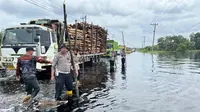Jalan Lintas Timur Sumatra Terendam Banjir, Polres Pelalawan Siaga 24 Jam di Lokasi