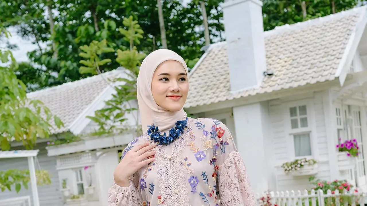 5 Model Gamis Brokat Kombinasi Polos untuk Lebaran 2024, Tampil Cantik bersama Keluarga