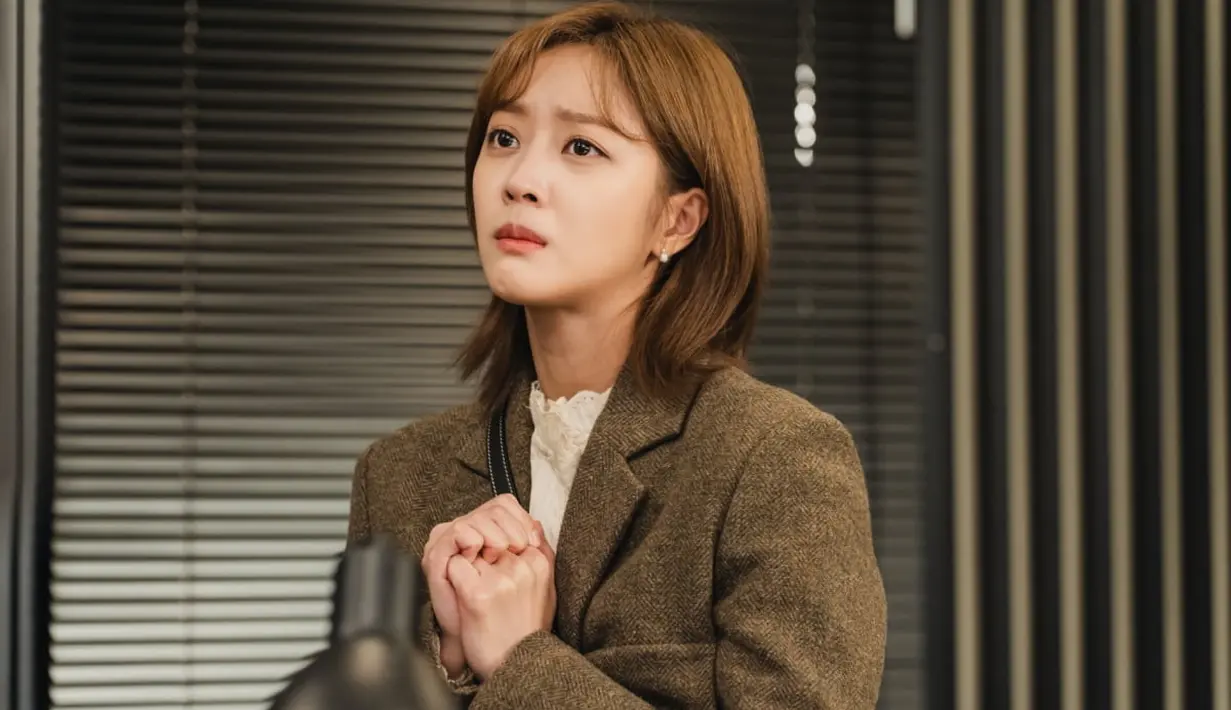 Lee Hong Jo mengunjungi Jang Shin Yu, seorang pengacara di sebuah firma hukum ternama. Dengan ekspresi putus asa di wajahnya, Lee Hong Jo mengajukan permohonan kepada Jang Shin Yu. (JTBC via Soompi)