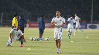 Pemain Persib Bandung Firman Utina dan Atep melakukan pemanasan  saat Final Piala Presiden 2015 di Stadion Gelora Bung Karno, Senayan, Jakarta, Minggu(18/10/2015). (Bola.com/Nicklas Hanoatubun).