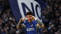 Gelandang Chelsea, Enzo Fernandez, merayakan gol yang dicetaknya ke gawang Brighton and Hove Albion dalam laga pekan 14 Liga Inggris 2023/2024 di Stamford Bridge, Minggu 3/12/2023) malam. (Adrian DENNIS / AFP)