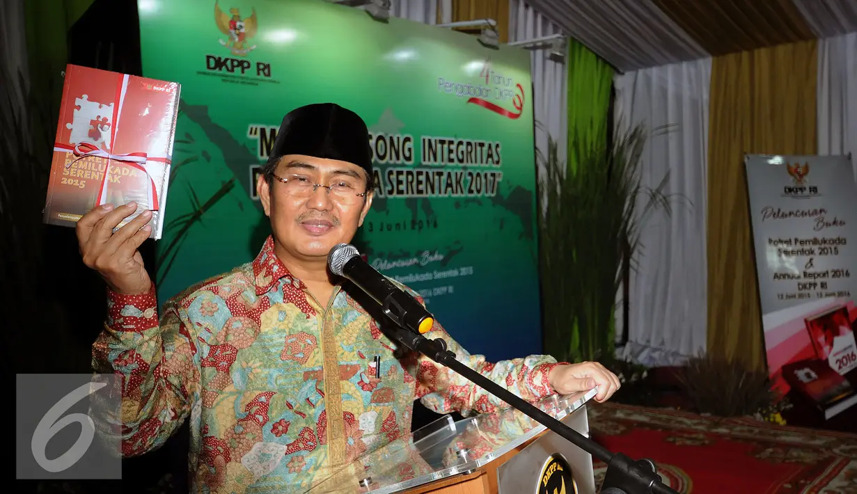 Ketua DKPP, Jimly Asshiddiqie menunjukkan dua buah buku yang diluncurkan pada perayaan empat tahun DKPP di Jakarta, Senin (13/6/2016). DKPP meluncurkan buku yang merekam jejak Pemilukada Serentak pada 2015 lalu. (Liputan6.com/Helmi Fithriansyah)