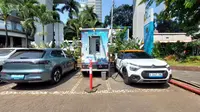 Ilustrasi mobil listrik tengah melakukan pengisian daya baterai. (ist)