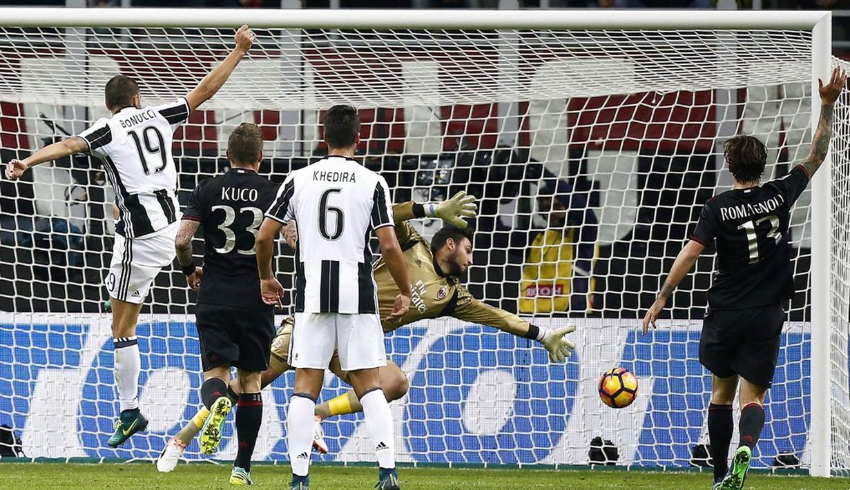 Kiper AC Milan, Gianluigi Donnarumma, berjibaku saat menghalau bola pemain Juventus pada laga pekan ke-9 Serie A 2016-2017, di San Siro, Minggu (23/10/2016) dini hari WIB. Ma. (AFP/Marco Bertorello)