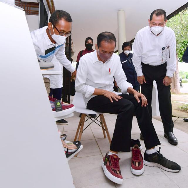 Presiden Joko Widodo atau Jokowi dan Ibu Negara Iriana mengunjungi kawasan usaha mikro, kecil, dan menengah (UMKM) Bazaar Mandalika di Kabupaten Lombok Tengah Nusa Tenggara Barat (NTB), Kamis (13/1/2022)