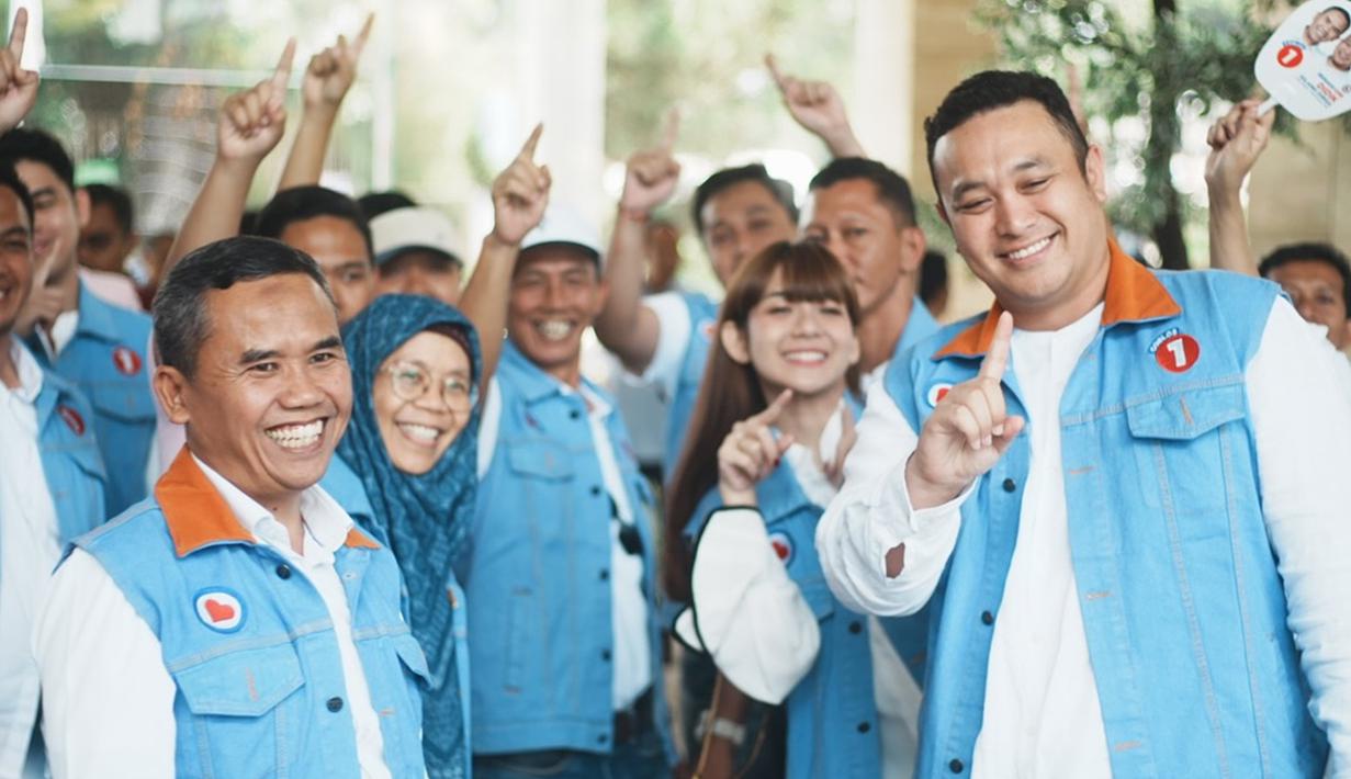 Di nomor urut satu pasangan cabup dan cawabup Kabupaten Bandung Barat (KBB) ada Didik Agus Triwiyono dan Gilang Dirga. Mereka juga didampingi oleh istri masing-masing saat datang ke acara debat perdana pilbup Bandung Barat. Didik dan Gilang Dirga kompak kenakan rompi ala Dilan dengan kemeja putih sebagai inner. (Liputan6.com/IG/@didik.gilangdirga)