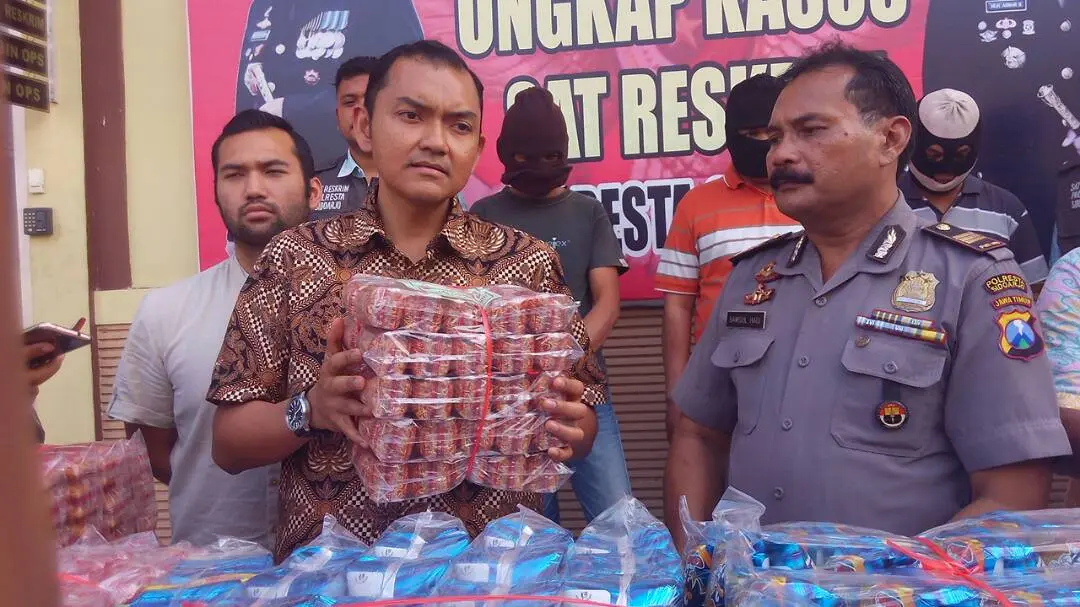 Makanan ringan jenis mi instan berbahan limbah produksi beromzet belasan juta rupiah ini beredar selama Ramadan. (Liputan6.com/Dian Kurniawan).