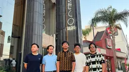 Tak ingun menyia-nyiakan kesempatan, band D'Masiv itu juga menyempatkan jalan-jalan di kota Los Angeles. Mulai dari melihat bangunannya yang terkenal, hingga menyusuri jalan yang fenomenal. Diketahui D'Masiv sudah lebih dari sepekan berada di Negeri Paman Sam itu. (Liputan6.com/IG/@rianekkypradipta).