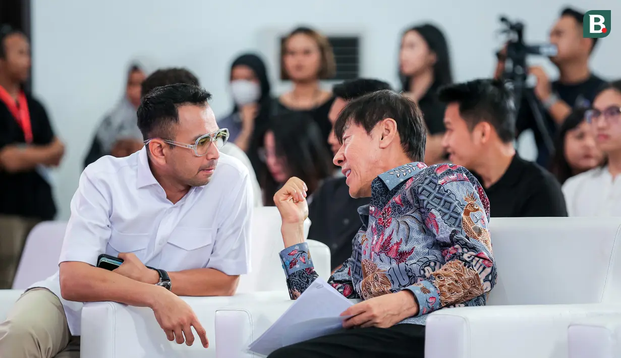 Pelatih Timnas Indonesia, Shin Tae-yong (kanan) berbincang dengan Raffi Ahmad sebelum acara peluncuran STY Foundation yang berlangsung di Rans Office, Serpong, Tangerang Selatan, Senin (04/11/2024). (Bola.com/Bagaskara Lazuardi)