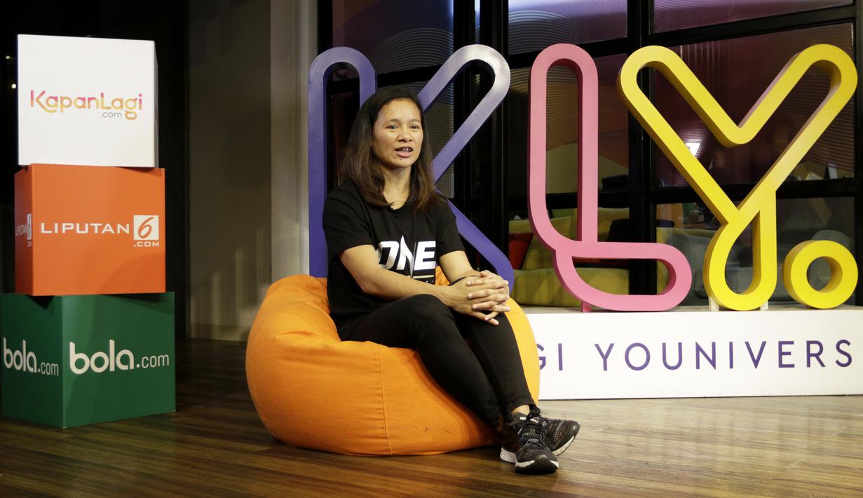 Petarung MMA, Priscilla Lumban Gaol, menjawab pertanyaan saat kunjungan ke kantor redaksi KLY di Jakarta, Jumat (18/1). Dirinya akan bertarung pada laga One Championship pada Sabtu (19/1) di Istora Senayan. (Bola.com/Yoppy Renato)