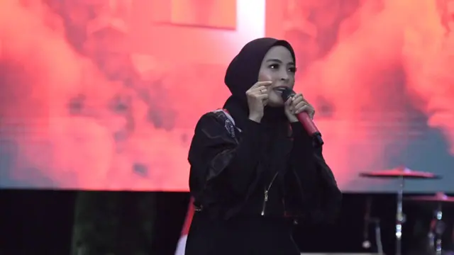 Busana Tantri Kotak dan Grup Band Naff karya desainer lokal Purbalingga. (Foto: Liputan6.com/Pemkab Purbalingga)