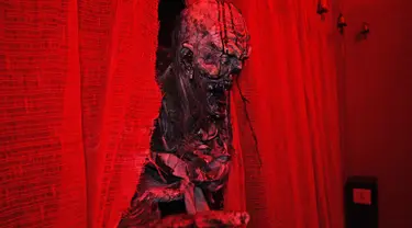 Seorang aktor menggunakan kostum menyeramkan saat preview media 'Halloween Horror Nights' di Universal Studio, Singapura, Senin (24/9). Dari 27 September hingga 31 Oktober, Universal Studio Singapura kembali menggelar acara halloween. (AFP/Roslan RAHMAN)
