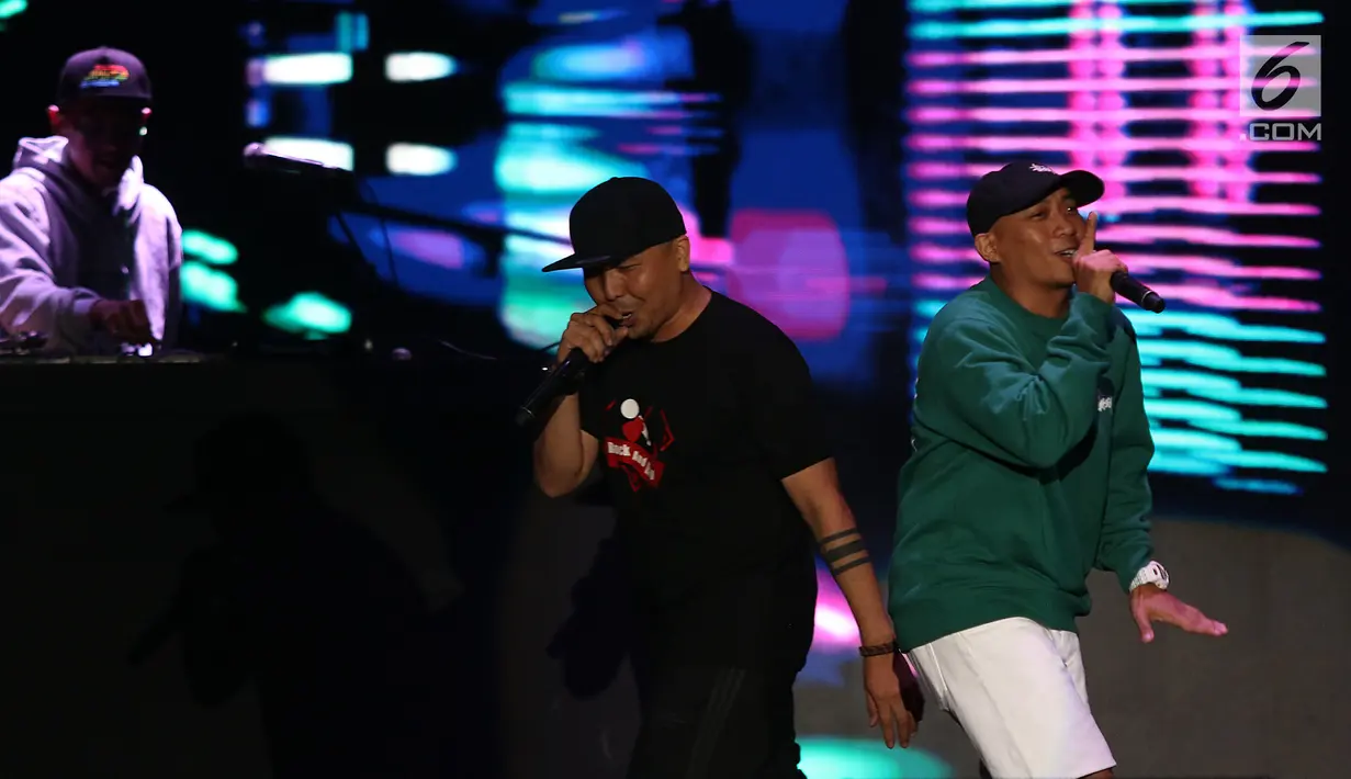 Grup hip hop duo Sweet Martabak menghibur penggemarnya dalam acara "Hodgepodge Superfest 2019", di Allianz Ecopark, Ancol, Sabtu (31/8/2019). Sweet Martabak menyanyikan lagu-lagu hip hop era 1990-an seperti "Sumur di Ladang", "Tididit", dan "Cewe Matre". (Liputan6.com/Herman Zakharia)