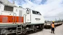 Petugas mengecek gerbong peti kemas di jalur kereta api Stasiun JICT Tanjung Priok yang terletak di samping gate in-out bersama (gate gallery) terminal peti kemas JICT-TPK Koja, Jakarta, Jumat (13/1). (Liputan6.com/Faizal Fanani)