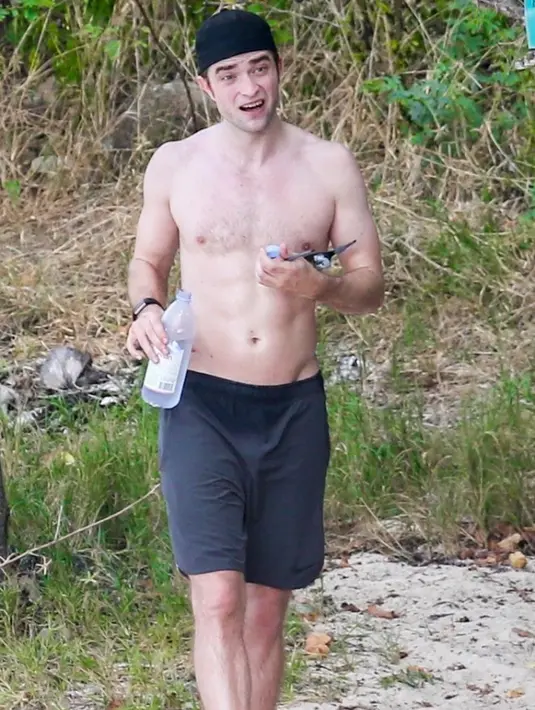Sepertinya Robert Pattinson nggak peduli dengan panasnya sinar matahari yang menyengat. Ia tetap giat olahraga. (Backgrid/Just Jared)