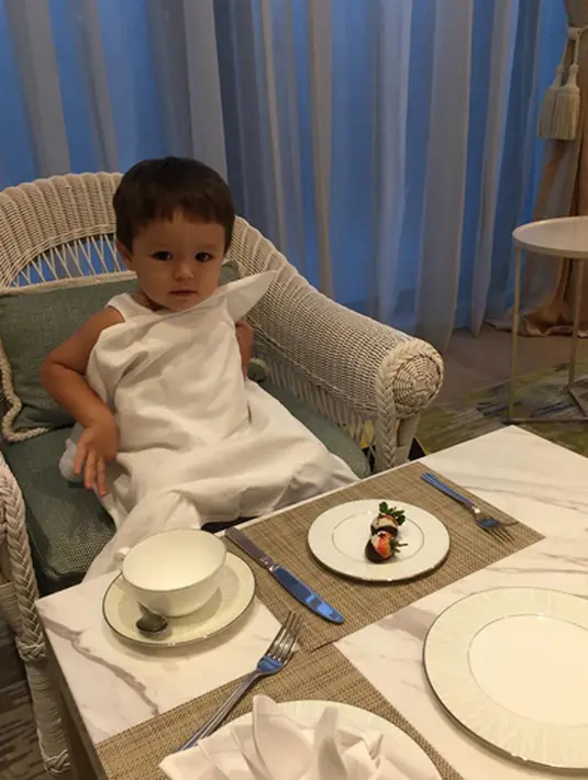 Jadi Gorgeous Baby, tak sedikit yang memberikan selamat di Instagram El Barack. “Selamet elll... Coba aj el ngmg pas dipanggung psti lucu deh..gpp deh jagoanku yg laen ga dapet.. Nastusha sm gempi,” tulis salah satu akun. (Instagraam/alexanderbarackel)