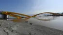 Jembatan Kuning yang ambruk akibat gempa dan tsunami di Palu, Sulawesi Tengah, Rabu (3/10). Jembatan kuning ini merupakan jembatan lengkung pertama di Indonesia. (AFP PHOTO / ADEK BERRY)