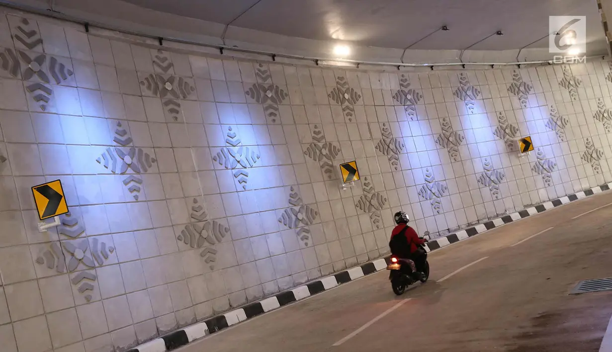 Pengendara motor melintasi underpass Matraman di Jakarta, Senin (10/4). Underpass Matraman merupakan underpass pertama yang bercabang di Jakarta. (Liputan6.com/Immanuel Antonius)