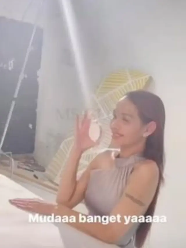 Gaya Bunda Corla saat syuting iklan di Jakarta (Foto: MSGlow via Instagram @arian miller)