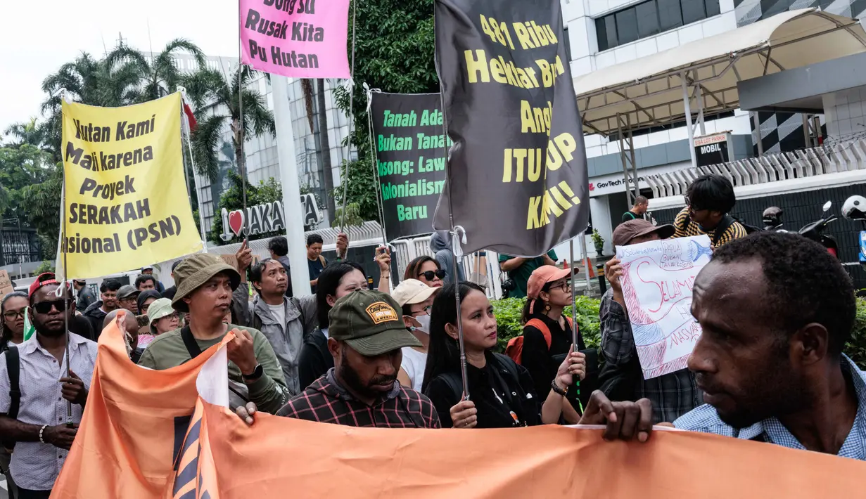 Dalam tuntutannya, pengunjuk rasa menyatakan bahwa proyek strategis nasional itu akan meningkatkan angka deforestasi di Tanah Papua. (Yasuyoshi CHIBA/AFP)