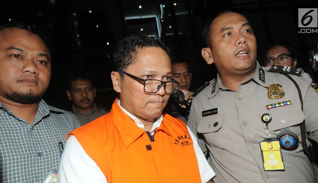 Kadis Kelautan dan Perikanan Kepri Edy Sofyan usai menjalani pemeriksaan 1 x 24 jam di Gedung KPK, Jakarta, Jumat dini hari (12/7/2019). Edy Sofyan ditahan KPK bersama Gubernur Kepri Nurdin Basirun dan dua tersangka terkait izin lokasi rencana reklamasi di Kepri. (merdeka.com/Dwi Narwoko)