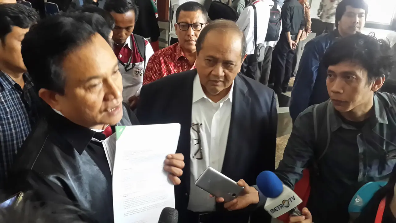 Emir Moeis didampngi yusril Ihza Mahendra mendatangi MK untuk mengajukan uji materi, Kamis (14/9/2017). (Putu Merta Surya Putra/Liputan6.com)