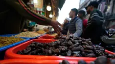 Umat Muslim Kashmir berbelanja untuk kebutuhan bulan suci Ramadan di sebuah pasar di Srinagar, Rabu 18 Februari 2026. Kurma merupakan buah favorit dan harus ada saat bulan suci Ramadan. (AP Photo/Mukhtar Khan)