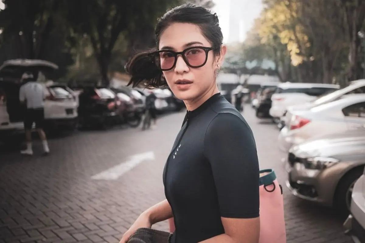 FOTO: Gaya Dian Sastrowardoyo Pakai Kacamata, Tampil Trendi
