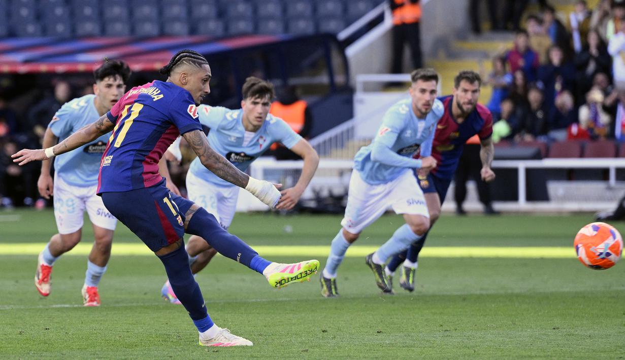 Pemain Barcelona, Raphinha mencetak gol kemenangan ke gawang Celta Vigo melalui eksekusi tendangan penalti dalam laga lanjutan Liga Spanyol 2024/2025 di Estadi Olimpic Lluis Companys, Barcelona, Spanyol, Sabtu (19/04/2025). (AFP/Josep Lago)