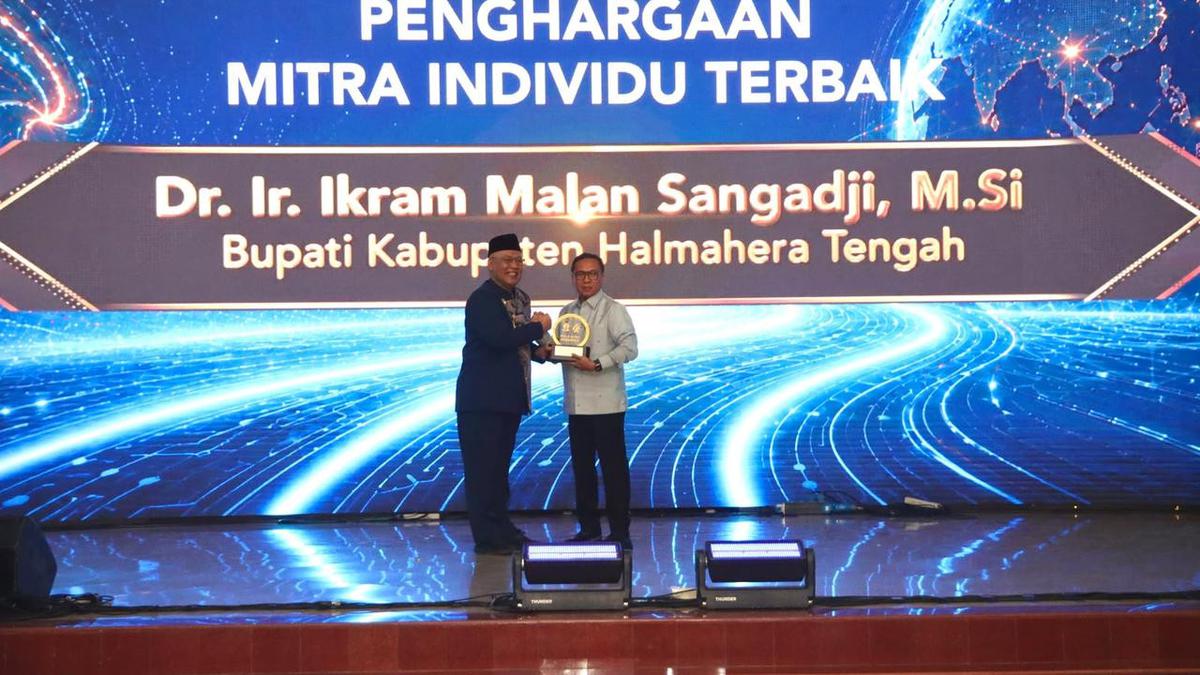 Dorong Akses Pendidikan, Bupati Halmahera Tengah Raih Penghargaan UT