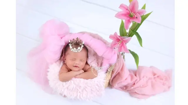Saat pemotretan Baby Z tampak tersenyum. Ia terlihat bak seorang putri, lengkap kenakan mahkota di kepala.