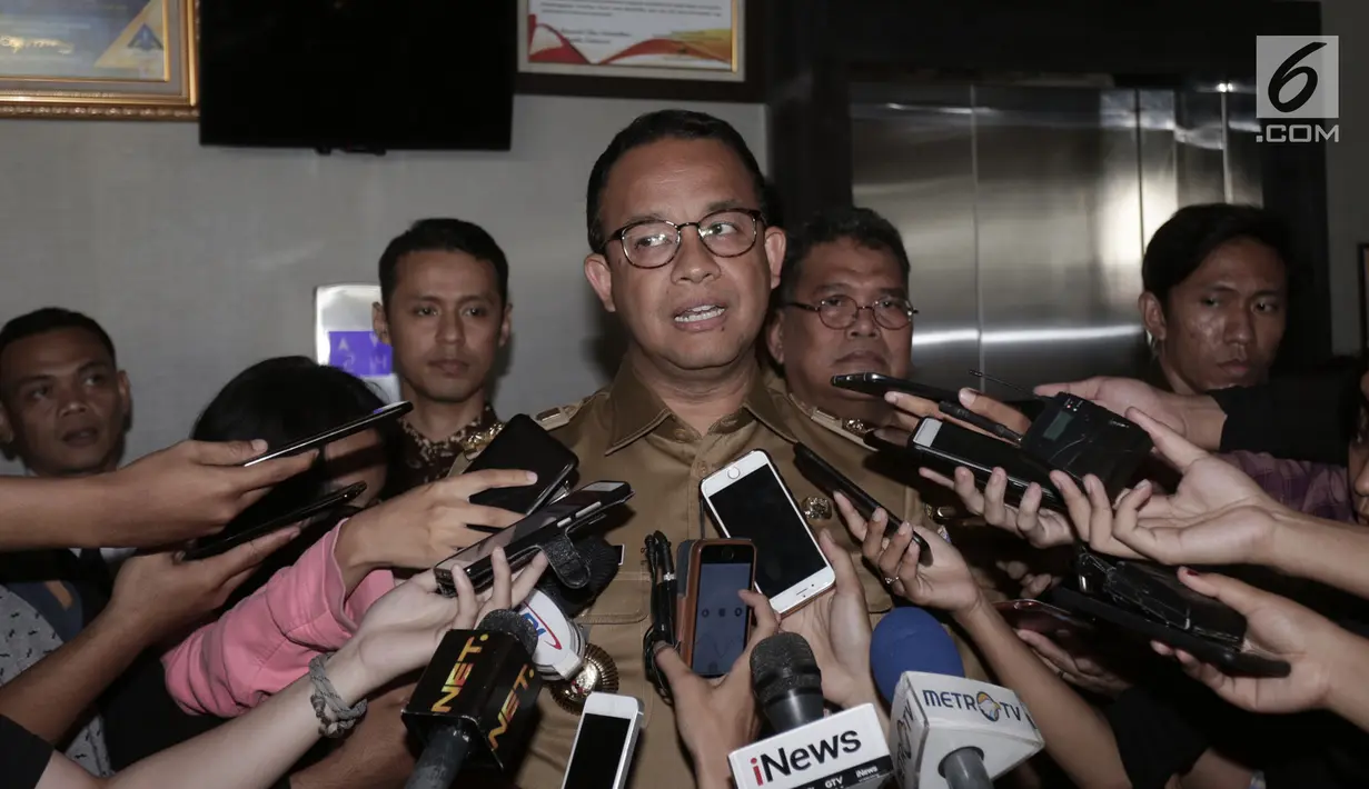 Gubernur DKI Jakarta Anies Baswedan memberi keterangan usai menjalani pemeriksaan di Gedung Bawaslu RI, Jakarta (7/1). Pemeriksaan terkait laporan pose dua jari yang dilakukan Anies di podium Konferensi Nasional Gerindra. (Merdeka.com/Iqbal S. Nugroho)