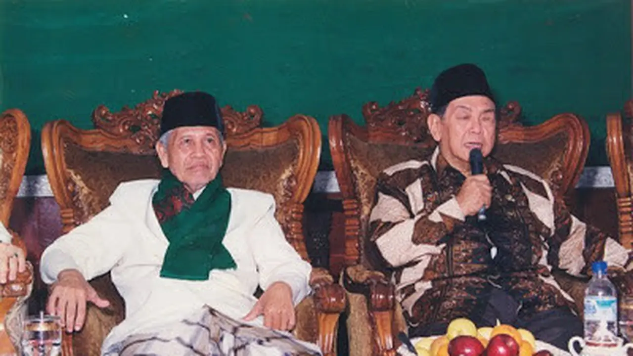 KH Sya'roni Ahmadi (Mustasyar PBNU) dengan KH Abdurahman Wahid atau Gus Dur (Ketua Umum PBNU). (Foto: NU Online)