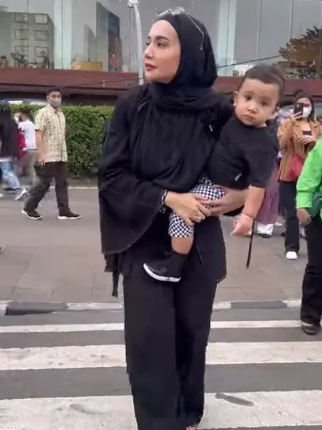 Zaskia Sungkar mengajak putranya, Ukkasya melenggang di Citayam Fashion Week. (Foto: Instagram/zaskiasungkar15)