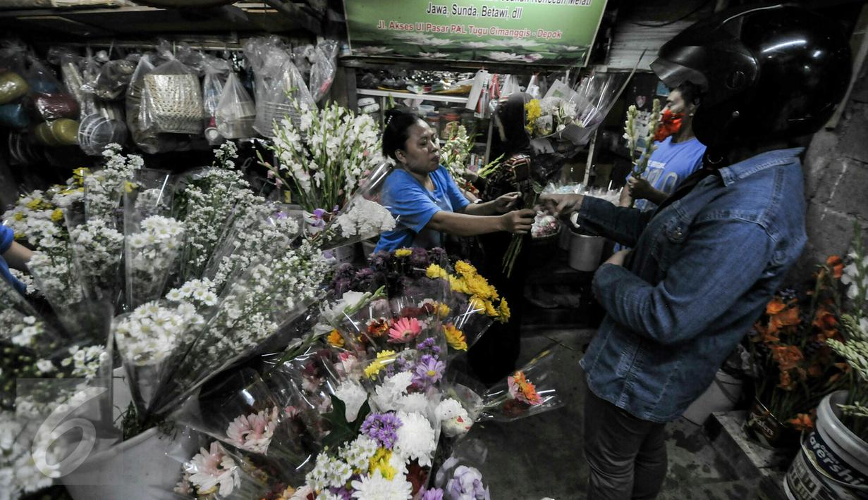 Malam Takbiran warga berburu bunga sedap malam di pasar kembang, Pal Sigunung, Depok, Selasa (5/7/2016). Warga membeli bunga hias untuk pelengkap Idul Fitri 1437 H. (Liputan6.com/Yoppy Renato)