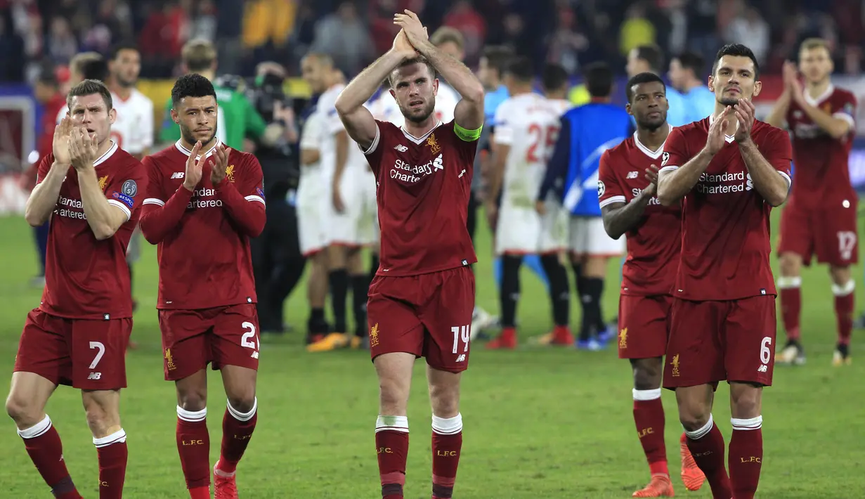 Para pemain Liverpool menyapa suporter usai melawan Sevilla pada laga Liga Champions di Stadion Ramon Sanchez Pizjuan, Sevilla, Selasa (21/11/2017). Kedua klub bermain imbang 3-3. (AP/Miguel Morenatti)