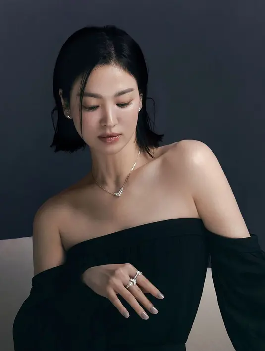 <p>Tampilan sleek hair yang cantik ala Song Hye Kyo. Di sini dirinya tidak tampak seperti berusia 41 tahun dengan gaya dan warna rambut yang fresh. Foto: Instagram.</p>