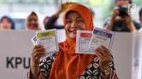 Warga menunjukkan contoh surat suara saat simulasi pemungutan dan pencoblosan surat suara Pemilu 2019 di Taman Suropati, Jakarta, Rabu (10/4). Simulasi pemungutan surat suara dilakukan untuk meminimalisir kesalahan dan kekurangan saat pencoblosan pemilu pada 17 April nanti (Liputan6.com/Johan Tallo)
