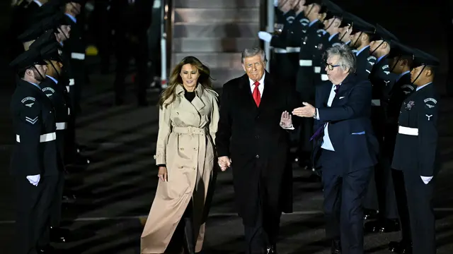 Pesan Tersirat dari Mantel Burberry Melania Trump Saat Mendarat di Inggris