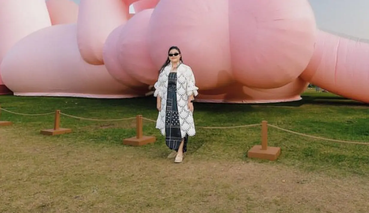 Pinkan tampil dengan outer putih panjang berbordir dipadukan inner kain hitam yang dijadikan dress model tube. [@dpophaprani]