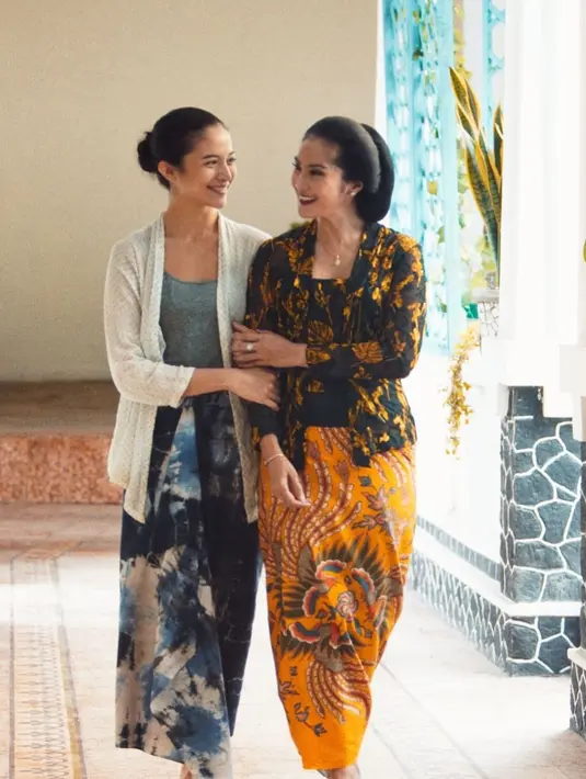 Penampilan menarik juga dari Putri Marino yang bisa dijadikan inspirasi. Kain tie-dye bernuansa biru dipadunya dengan tank top abu-abu polos yang dilapisi dengan outerwear putih. Foto: Instagram.