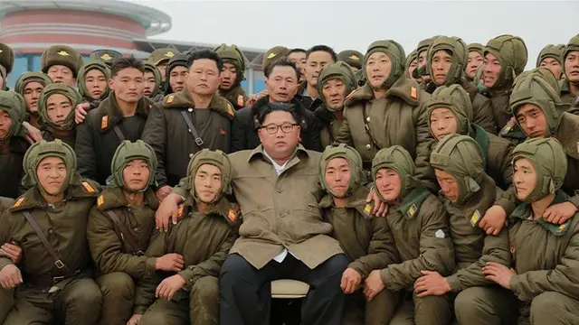 Pemimpin Korea Utara, Kim Jong-un bersama para personel Angkatan Udara Korea Utara (KCNA)