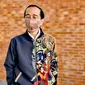 Presiden Jokowi memakai jaket yang dibelinya dari pelaku usaha mikro kecil menengah (UMKM) di lobi Bandara Ngloram. (Fotografer Kepresidenan Agus Suparno)