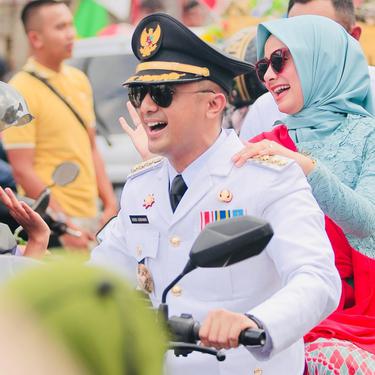 Hengky Kurniawan dan istri boncengan motor (Instagram/@hengkykurniawan)